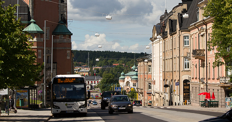 Flygbild över centrala Härnösand. Nybron och Nybrogatan i blickfånget.