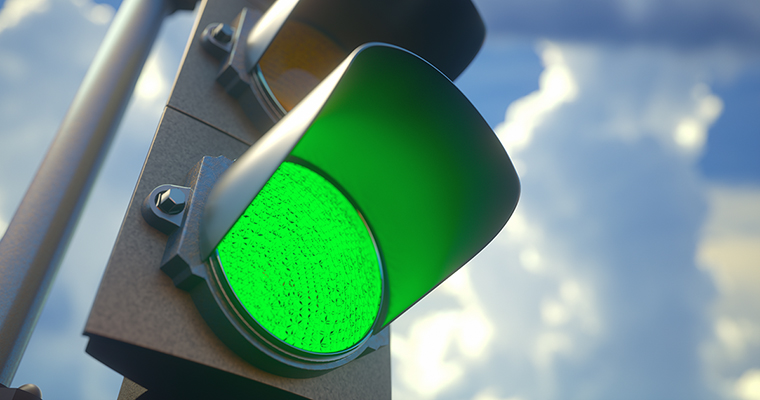 trafikljus som lyser grönt