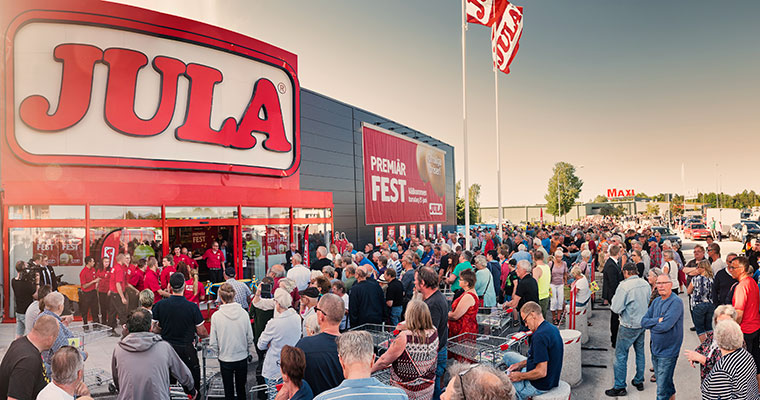 många människor utanför en Jula-butik