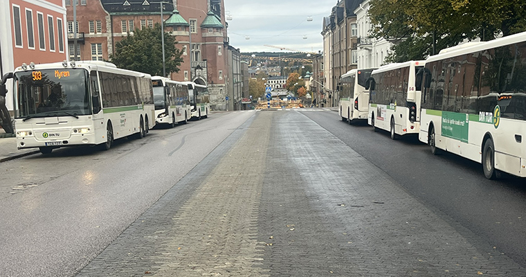 flera bussar uppställda på båda sidorna om Nybrogatan, mitt i Härnösand
