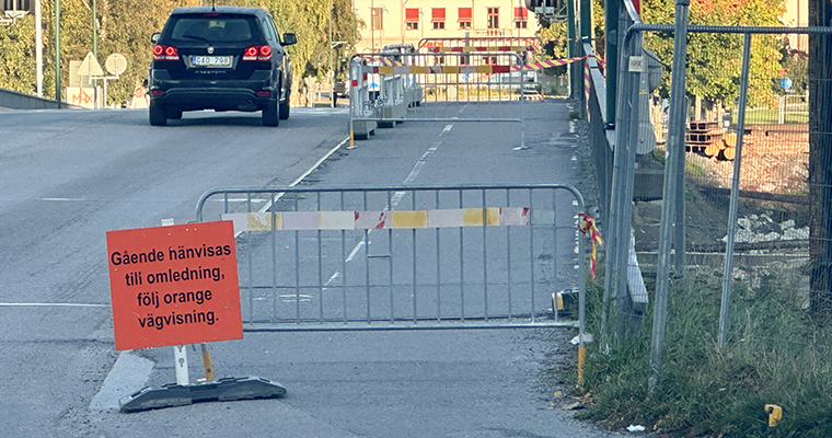 en bro där gång- och cykelbanan är avspärrad