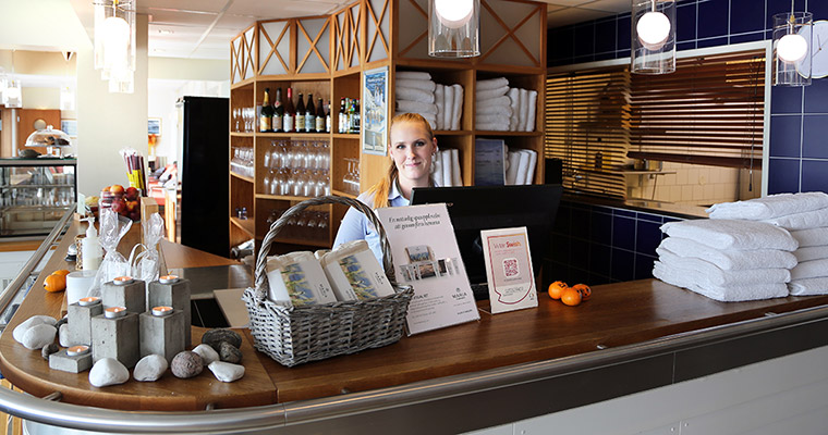 En kvinna i en hotellreception.