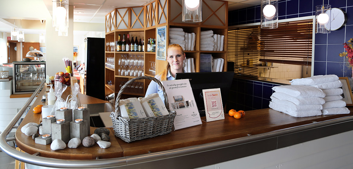 En kvinna i en hotellreception.