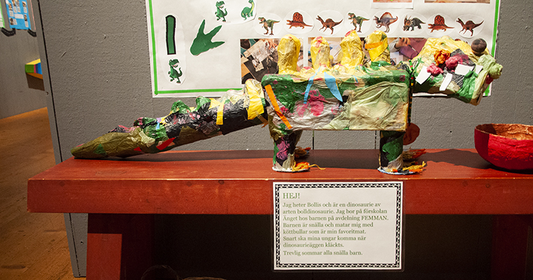 Ängets förskola har skapat en bolldinosaurie.
