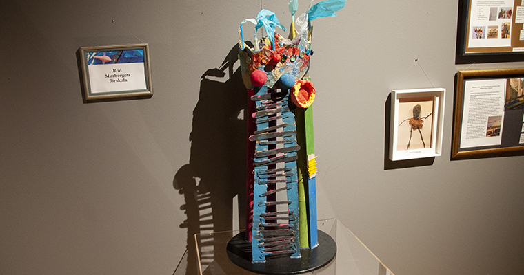 Ett monument för Sten Lövgren (en figur av sten, löv
och grenar) av Murbergets förskola.