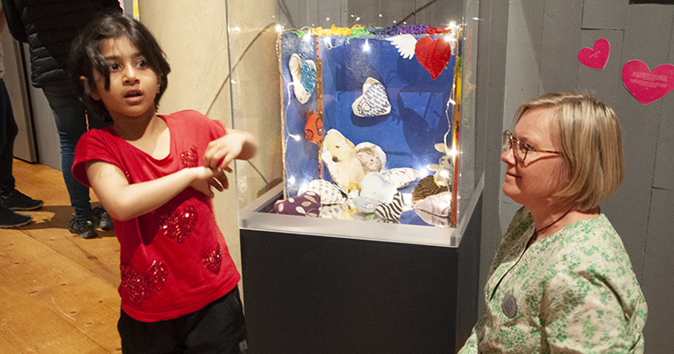 Sana visar ateljeristan Maria Strindin skåpet med
hjärnor och hjärtan.