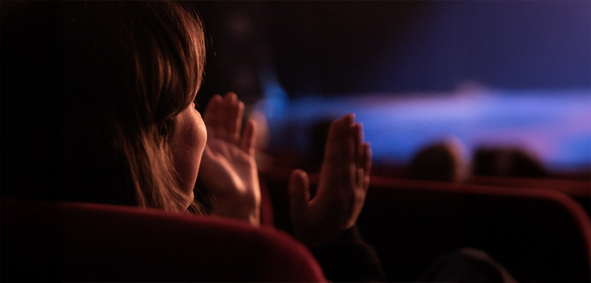 En flicka på teater.