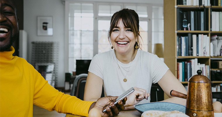 En man och en kvinna vid frukostbordet.