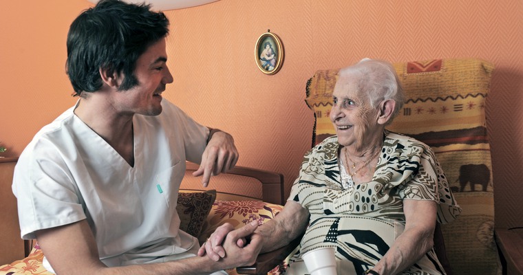 En sköterska med en äldre kvinna.