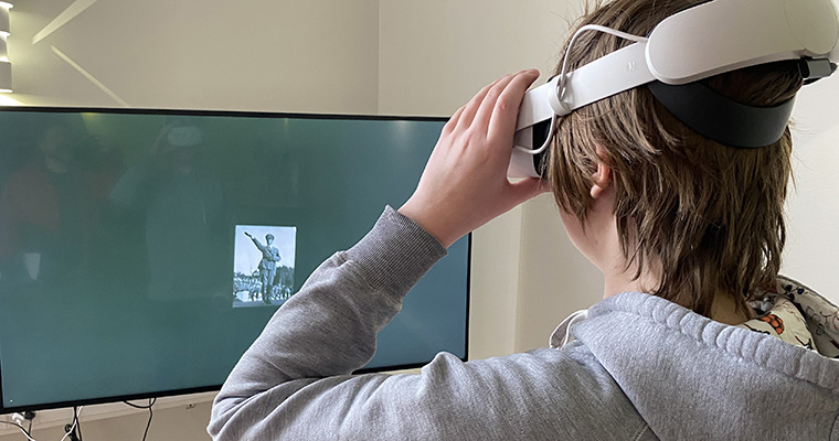 En kille använder VR-headset för att se en kortdokumentär.