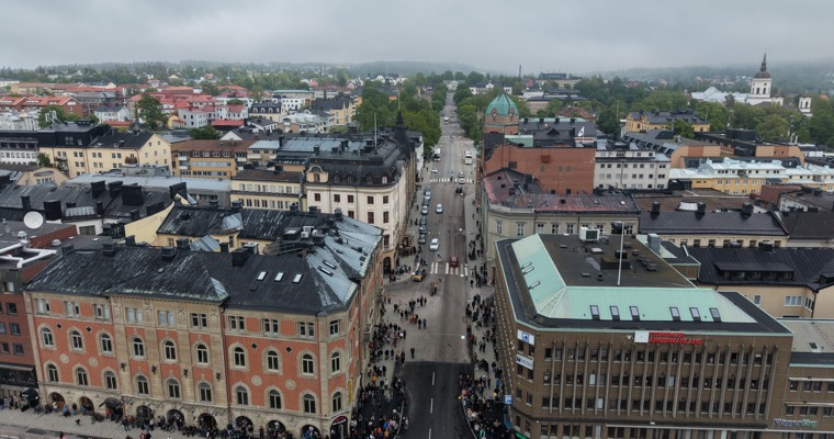 flygbild över en stad med en stor gata i mitten