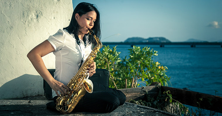 En tjej som spelar saxofon.