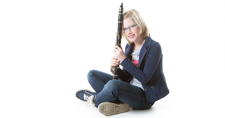 En elev som håller en klarinett.