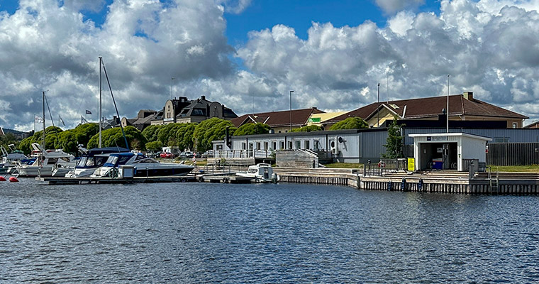 Gästhamn och båtmack vid piren.