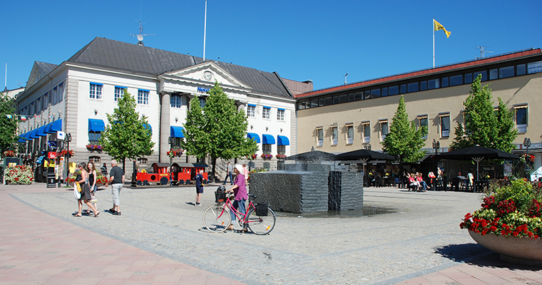 Människor på gata i centrala Härnösand. 