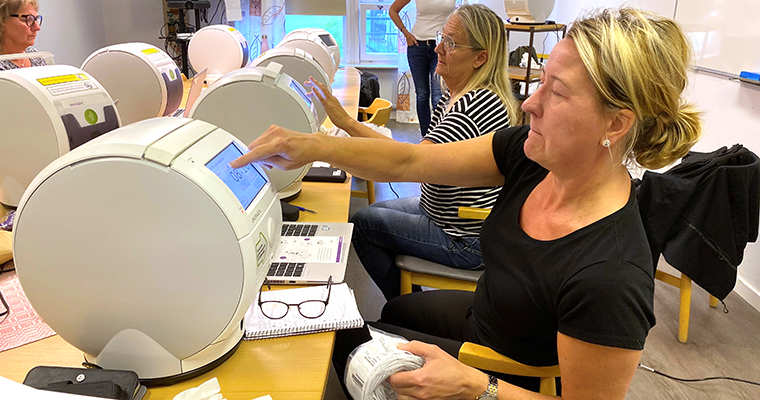 Viktoria Frestadius knappar in datum i läkemedelsautomaten.