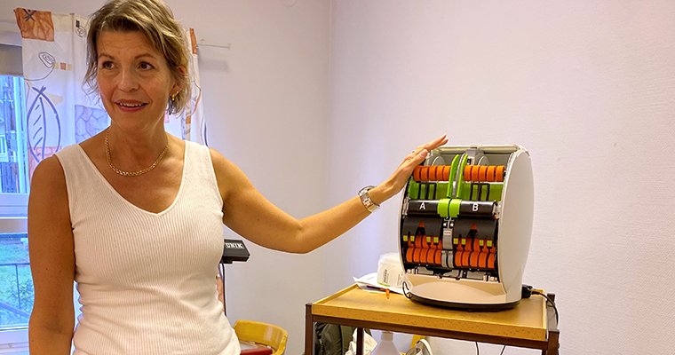 Gunilla von Bergen Lodnert ledde utbildningen och visade hur rullarna med läkemedel ska fästas inuti automaten.