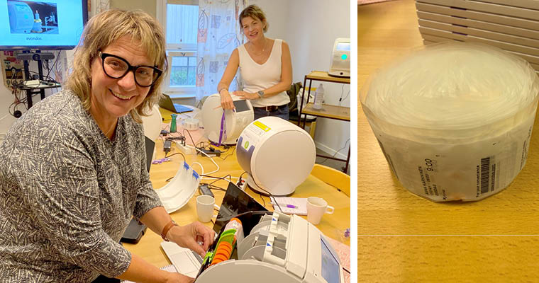 Marie Sjölund fäster en Apodos-rullen (se bilden till höger) inuti automaten.