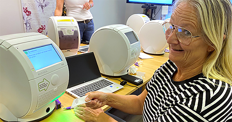 Det funkar! "Ta medicinen" säger automaten och matar ut rätt dos på rätt tid till sjuksköterskan Birgitta Nordin.