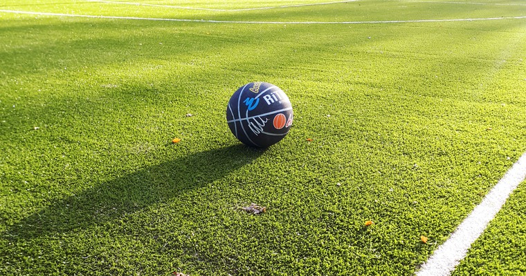 en boll ligger på en grön gräsmatta