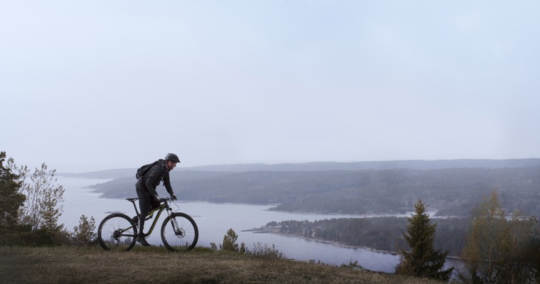 En person cyklar på Vårdkasen.