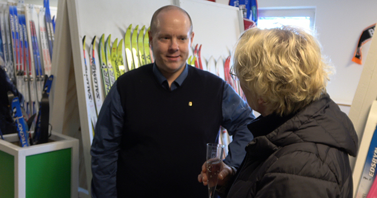 Kommunstyrelsens ordförande Andreas Sjölander var mycket glad över att kunna inviga Fritidsbanken.