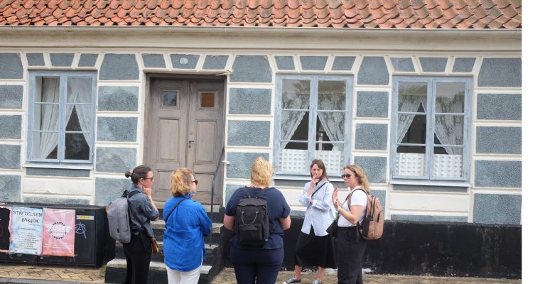 Projektgrupp för kulturmiljöprogrammet i Härnösands kommun framför hus i Simrishamn