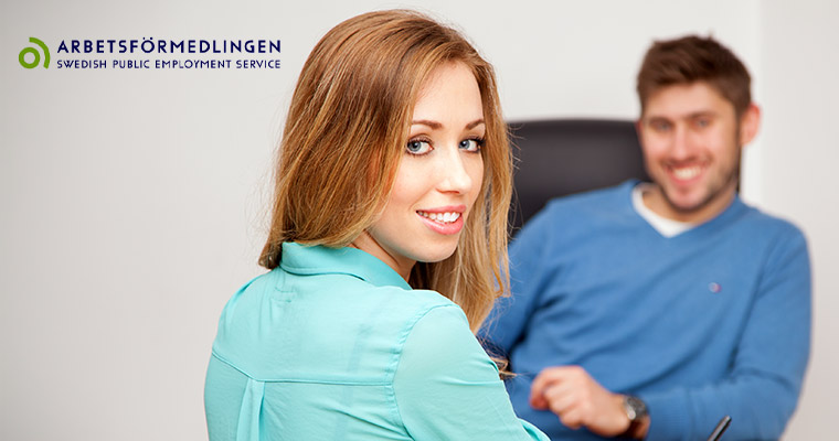 En kvinna och en man i ett samtal.