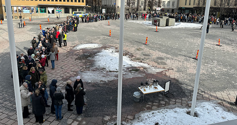 ett torg med många människor i en kö