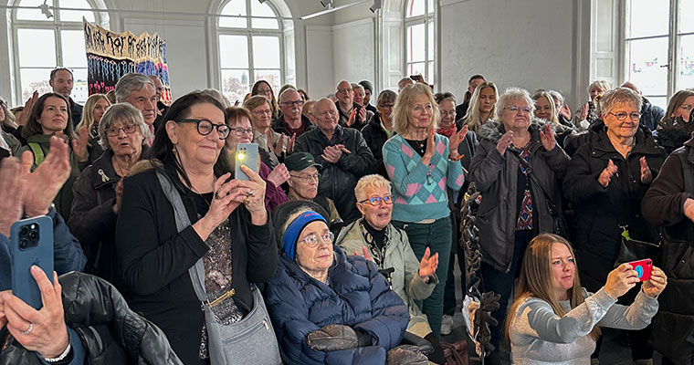 många människor trängs i ett rum