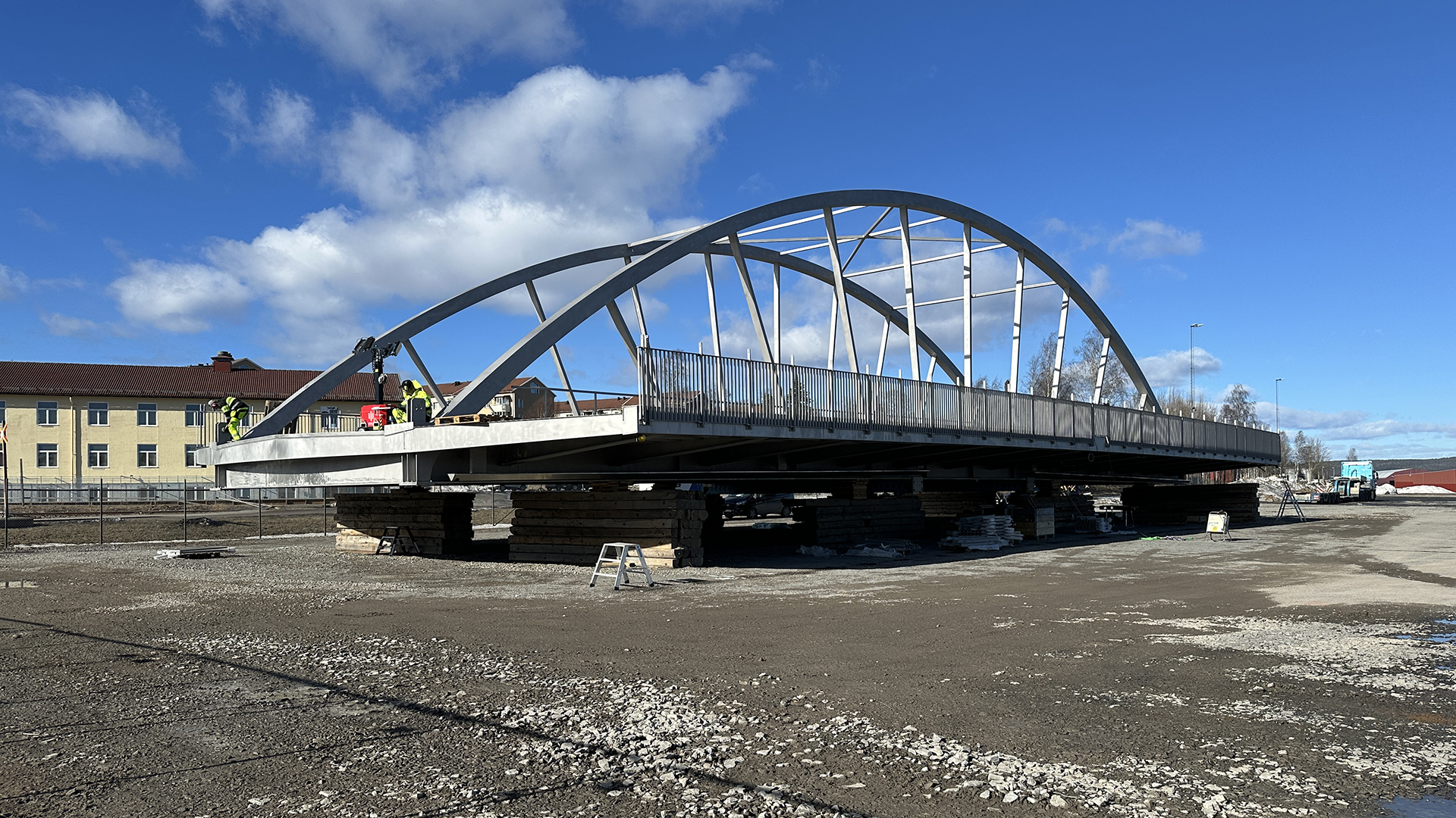 Stor bågbro i stål uppställd på trailer i hamnen i Härnösand