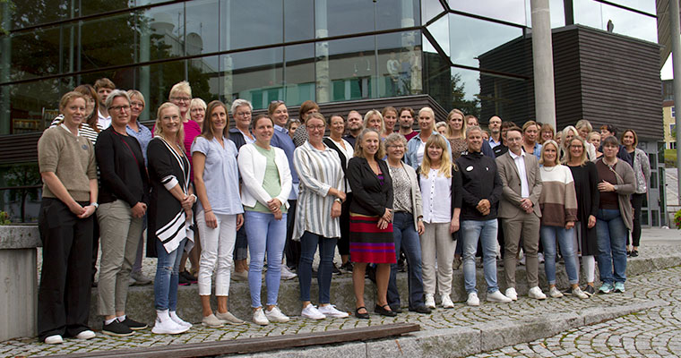 Gruppbild på alla huvudlärare i Härnösands kommun samlade framför Sambiblioteket,