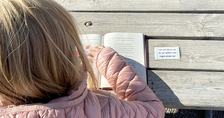 Eleverna i 3B får uppdragskort. Här är uppdraget att läsa samtidigt som man låtsas se spöken som ingen annan ser!