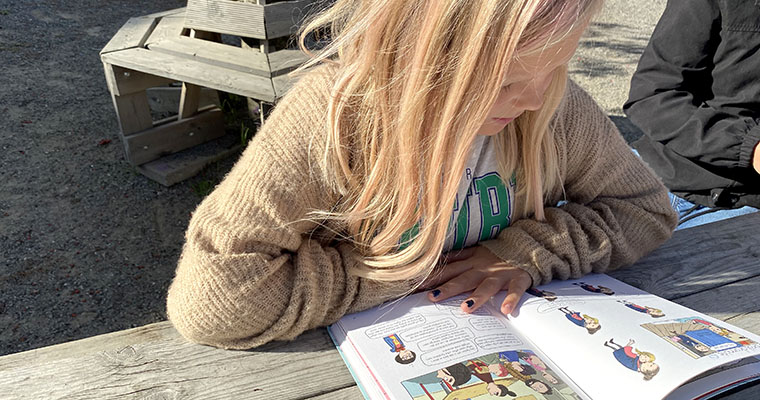 Stellas uppdrag är att viska fram berättelsen medan hon läser sin bok.