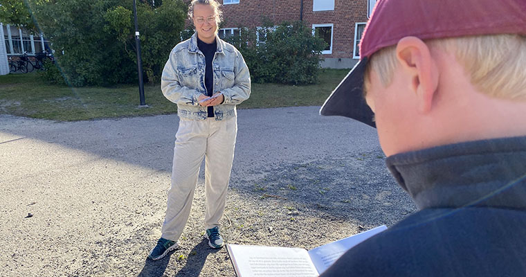 Frasse i 3B läser för
sin lärare Emelie Vesterlund. 