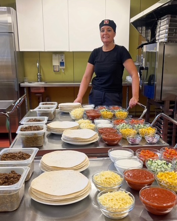 Grönbackens förskolas lunchbuffé med lax, potatis, sås och grönsaker