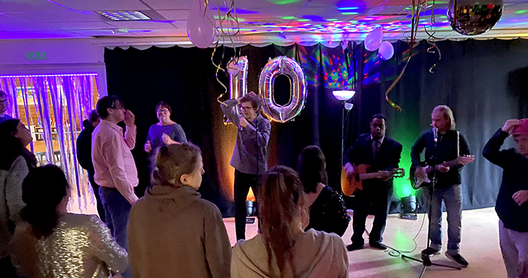 Musik och dans i en mörk lokal.