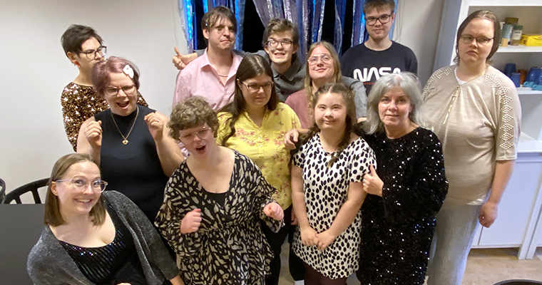 Gruppbild med cirka tio glada personer.