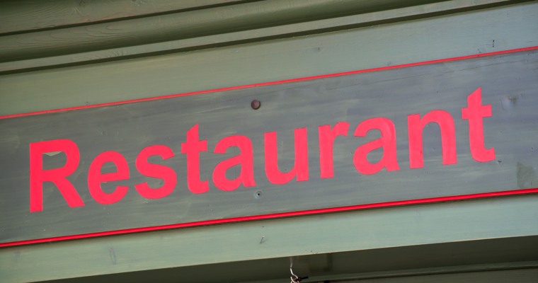 en skylt på en fasad där det står restaurant