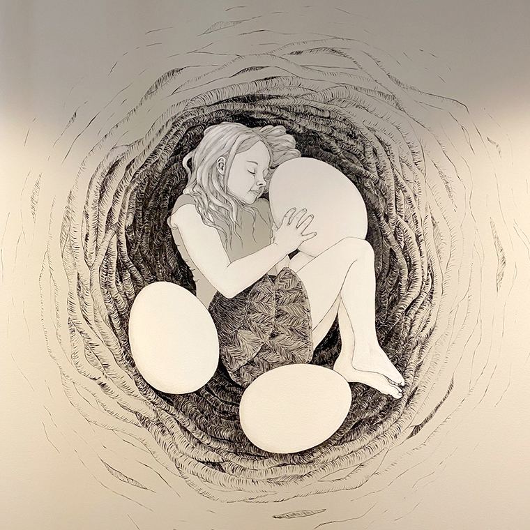 En tt konstverk i svart och vitt som föreställer ett sovande barn hopkrupet i ett fågelbo tillsammans med tre stora ägg.