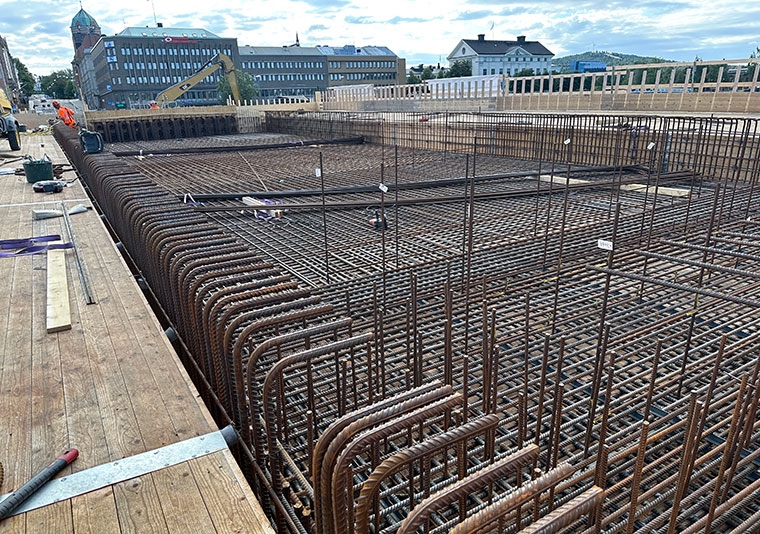 ett brobygge med en yta med många armeringsjärn