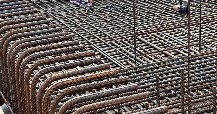 närbild på många armeringsjärn