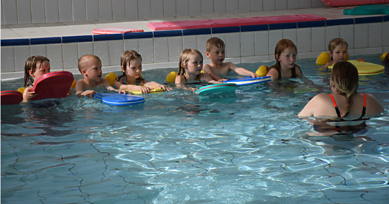Barn som får lära sig simma
