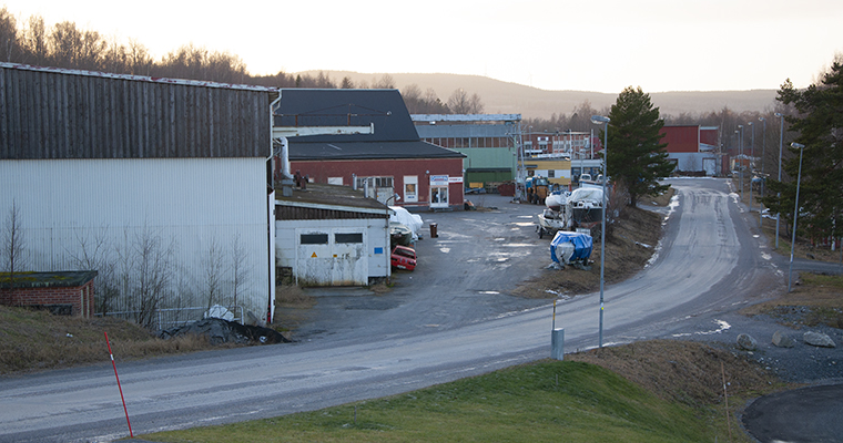 Bild från Kattastrands industriområde, visar väg och byggnader
