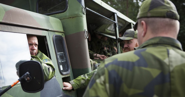 militärer i grön klädsen samtalar