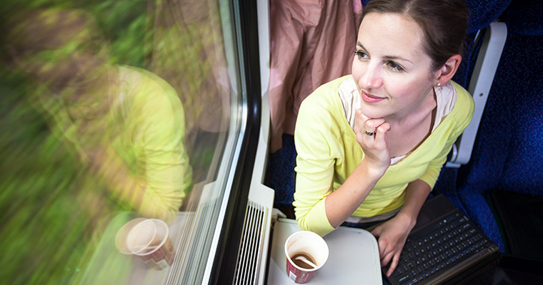 En kvinna på tåget.