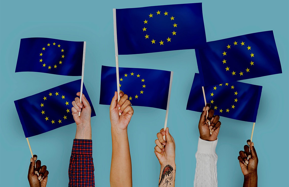 Händer som håller EU-flaggor.