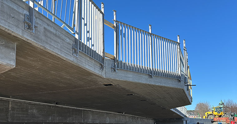 närbild på en bro sedd från sidan