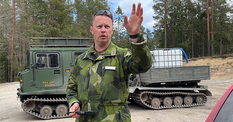 En hemvärnssoldat informerar.