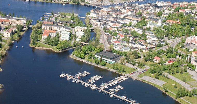 En flygbild över centrala Härnösand.